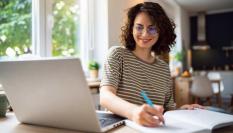Mujer realizando un trámite online