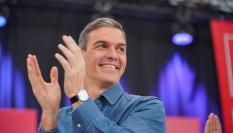 Pedro Sánchez aplaude en un mitin del PSOE-PSE por las elecciones vascas