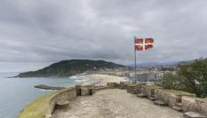 Playa de la concha con la bandera del País Vasco.