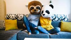 Pareja vestida de forma extraña