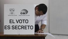 El presidente Daniel Noboa participa en el referéndum propuesto este domingo.