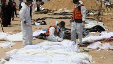 Imagen de las tareas de desenterramiento de los cuerpos hallados en una fosa común en un patio del hospital Al Nasser (Jan Younis, Gaza).