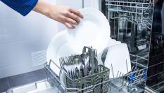 Lavavajillas limpio listo para colocar.