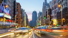 Imagen de archivo de tráfico en la Gran Vía de Madrid.
