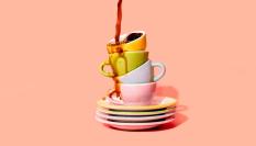 Muchas tazas de cafe acumuladas