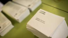 Papeletas en un colegio electoral de Cataluña, en una imagen de archivo