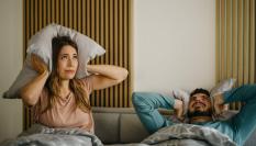 Pareja molesta con los ruidos del piso de arriba