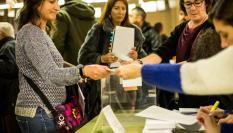 Varias personas votan en Cataluña en una imagen de archivo