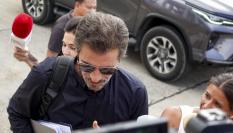 El actor Rodolfo Sancho, padre de Daniel Sancho, llega al tribunal en Tailandia.