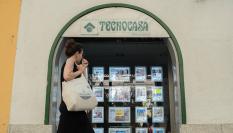 Imagen de archivo de un escaparate de una inmobiliaria en Barcelona.