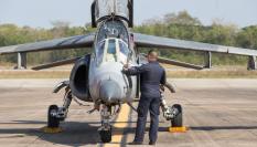 Imagen de archivo de una revisión a un Alpha Jet.