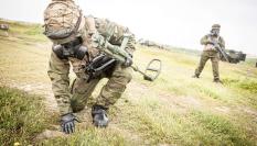 La Compañía de Zapadores, con equipo de protección NBQ.