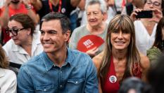 Pedro Sánchez y Begoña Gómez en el cierre de campaña el 21 de julio de 2023.