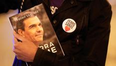 Un simpatizante participa  en una manifestación espontánea ante Ferraz en apoyo  al presidente del Gobierno, Pedro Sánchez