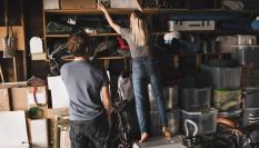 Vecinos arreglando un trastero