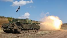 Imagen de archivo de soldados ucranianos operando un tanque Leopard 1.