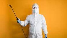 Imagen de archivo de una persona con traje de fumigador.