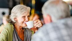 Pareja tomando un café