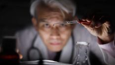 Un doctor experimentando