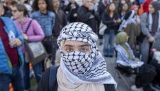 Una estudiante participa en una protesta en la Ciudad Universitaria de Nueva York