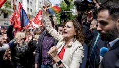 María Jesús Montero junto a las personas reunidas en Ferraz.