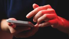 Una mujer con el teléfono móvil.