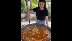 La usuaria de TikTok preparando una paella