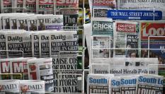 Las principales cabeceras impresas de Reino Unido en un quiosco británico.