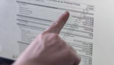 Una persona, haciendo la Declaración de la Renta