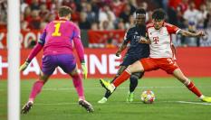 El madridista Vinicius, autor de dos goles, en una disputa con el jugador del Bayern de Múnich Kim Min-jae