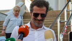 Rodolfo Sancho, sonriente, sale del Tribunal tras concluir la primera jornada de declaración de su hijo Daniel Sancho.