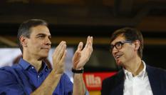 El presidente del Gobierno, Pedro Sánchez, y el candidato del Partido Socialista Catalán, Salvador Illa.