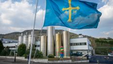 Una bandera asturiana ondea en la factoría de Danone en el concejo de Salas.