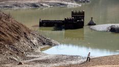 Una mujer visita Sant Roma de Sau, el pueblo catalán sumergido en un embalse.
