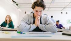 Un estudiante con una gran duda mientras hace un examen