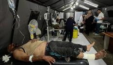 Heridos en Rafah reciben atención médica en un hospital de campaña instalado en el punto fronterizo.