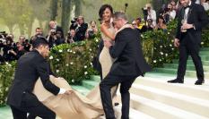 Tyla, siendo subida en la escalinata de la Gala Met.