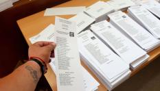 Un elector elige entre varias papeletas en un colegio electoral de Barcelona