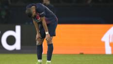 El jugador del PSG, Kylian Mbappe, lamenta la eliminación de su equipo en Champions
