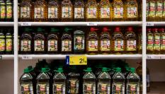 Garrafas de aceite de oliva en los lineales de un supermercado en España.