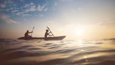 Pareja yendo en kayak