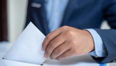 Persona votando por correo