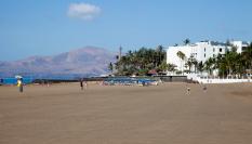 Playa Grande de Puerto del Carmen, en Lanzarote.