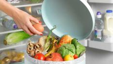 Tirando alimentos a la basura