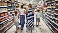 Una familia hace la compra en un supermercado en España