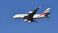 Un avión de Emirates sobrevolando Nueva Zelanda en una imagen de archivo