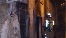 Uno de los bomberos desplazados al incendio en la vivienda de Ricote (Murcia), donde han fallecido tres personas.