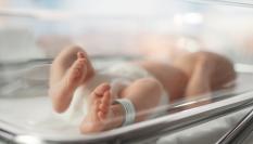 Bebé en una incubadora.