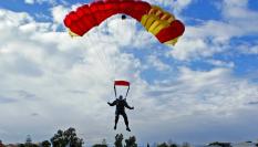 Paracaidista con la bandera de España