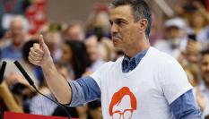 Pedro Sánchez, este viernes, con el logo usado por el PSC con la silueta de Salvador Illa.